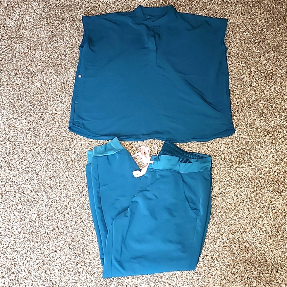 FIGS scrub set